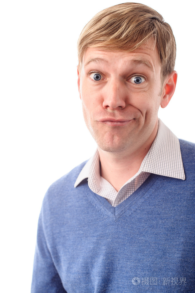 年轻的白种男人扮了个鬼脸