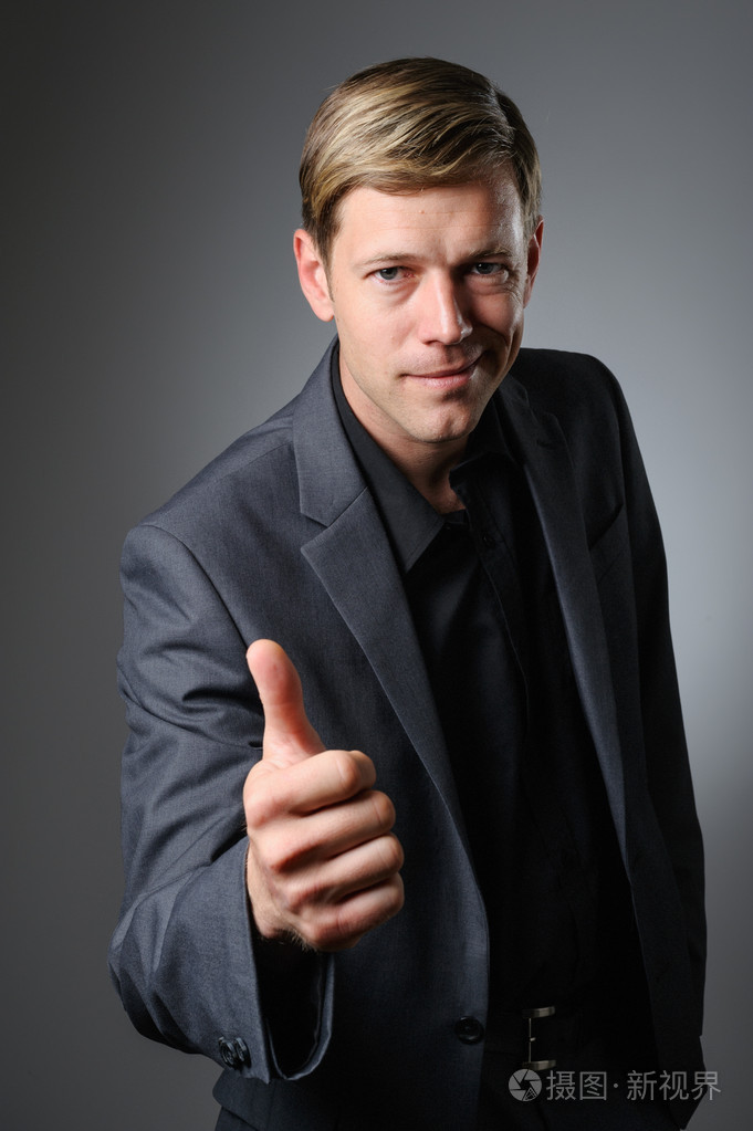 年轻的白种男人给因为你爱的手势