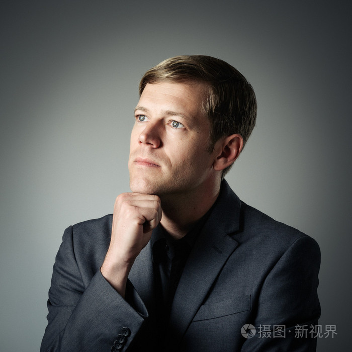 年轻的白种男人的思考