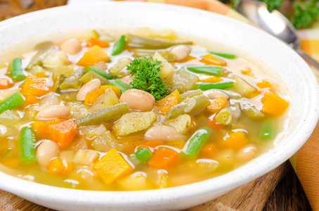 蔬菜蔬菜通心粉汤与白豆和土司水平