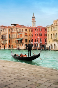威尼斯 浪漫的经典视图乘坐的平底船在大运河历史建筑包围的里亚托桥附近