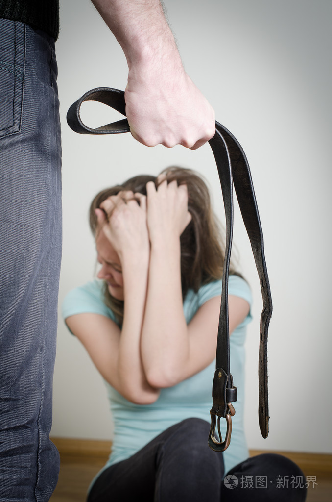 带到他的妻子的男人家庭暴力的概念