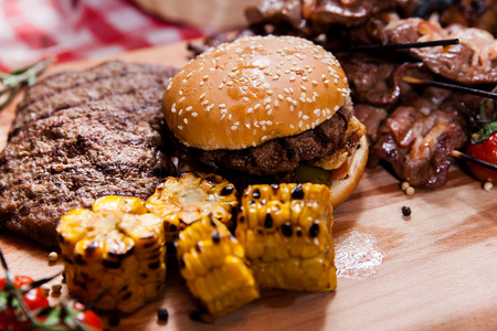 烧烤的肉类和汉堡在木板上的一套