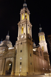 晚上大教堂大教堂圣母建的支柱图片