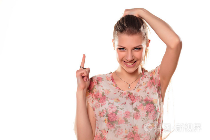 女孩指着一个手指指着一片空白
