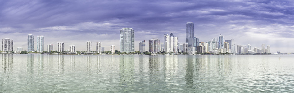 从比斯坎湾，佛罗里达州的迈阿密的天际线全景