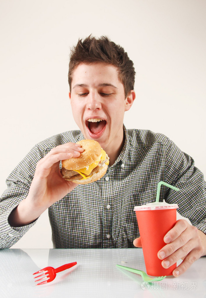 男子吃汉堡包