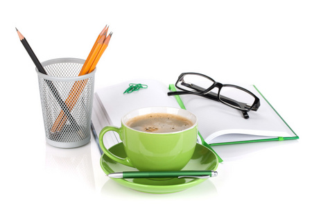 绿色咖啡杯子 眼镜和办公室用品