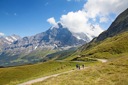 在阿尔卑斯山徒步旅行