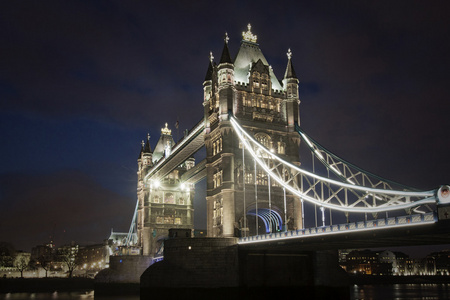 在晚上，伦敦塔桥