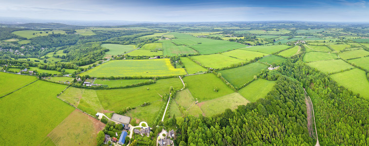 田园诗般的乡村 空中看法，英国科茨沃尔德