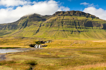 蓝色夏天天空下西方冰岛山风景