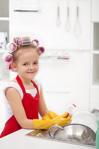 洗碗的大卷发的小女孩图片