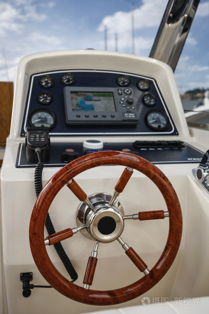 在驾驶舱在豪华游艇驾驶consolle