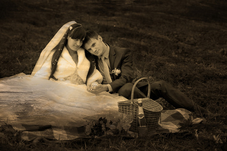 复古棕褐色黑白照片新娘和新郎在 gre 的婚礼
