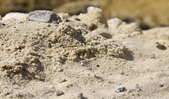与小岩石混合的地面土壤纹理