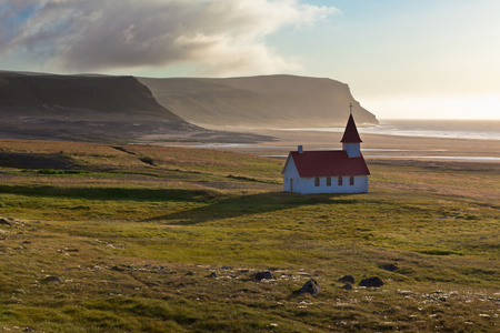 典型农村冰岛教会在海海岸线