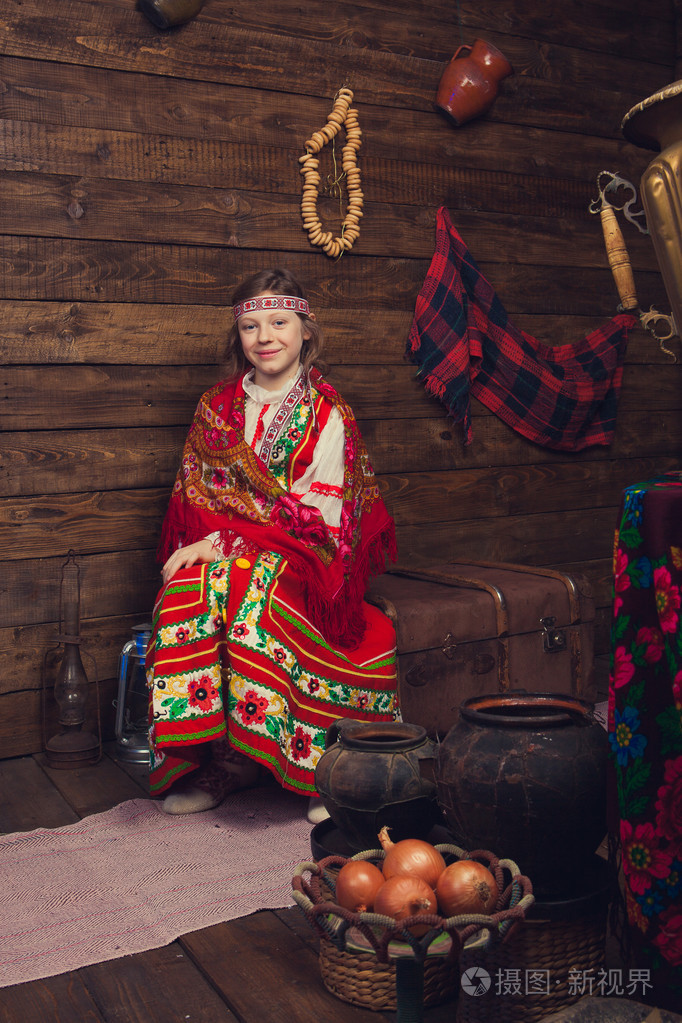 传统的俄罗斯穿裙子的女孩