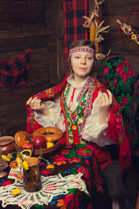 俄罗斯美少女在一个木制的室内