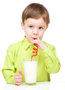 一杯牛奶的可爱小男孩