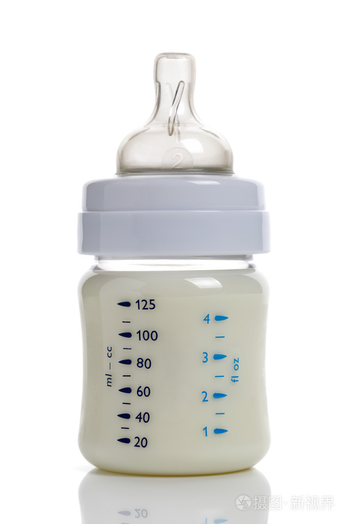 在婴儿奶瓶中的牛奶