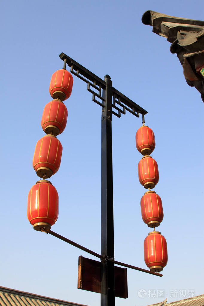 在一座寺庙的屋檐上的红灯笼