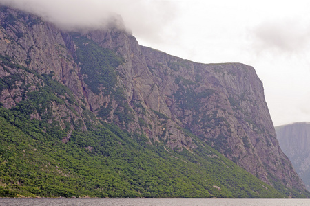 雾和薄雾花岗岩峡湾图片