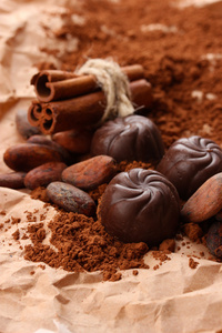 巧克力糖 可可和棕色背景上的香料的组成