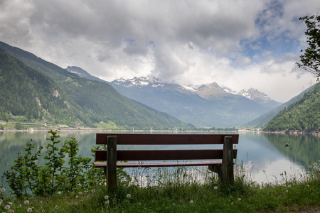 在阿尔卑斯山的长椅