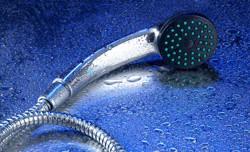 淋浴间和滴在蓝色背景