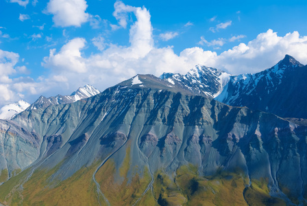 五颜六色的山