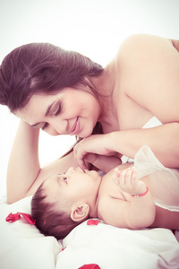 幸福母亲与婴儿白上的照片