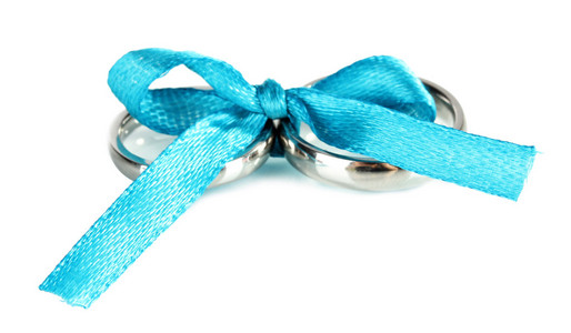 结婚戒指用隔离在白色的缎带扎
