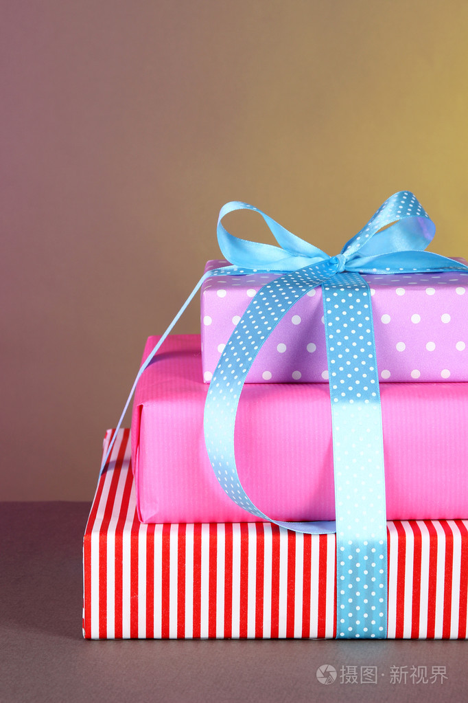 礼品盒用颜色背景上丝带绑
