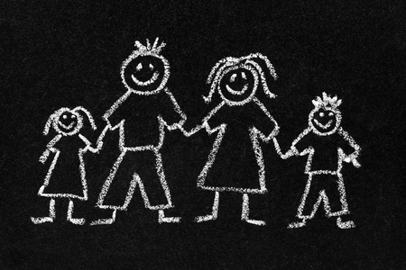 粉笔绘制的一家人图片
