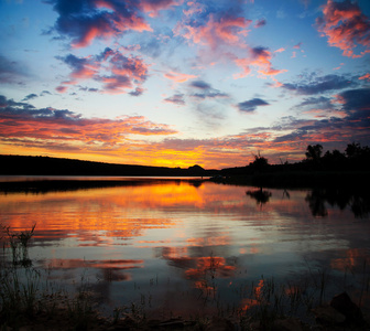 醒目日落湖与明亮的云彩和天空之上