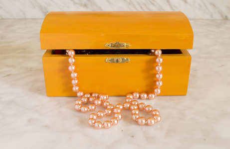 框中的珍珠项链中老框橙色的珍珠项链照片