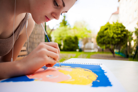 女孩用画笔绘画艺术图像