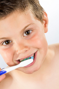 儿童洗他的牙齿