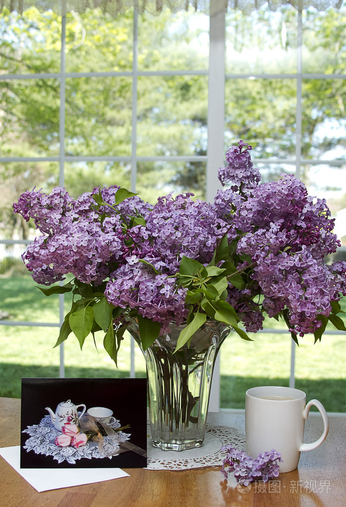 水晶花瓶中的紫丁香