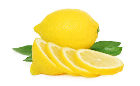 一个成熟的柠檬和一片绿叶分离