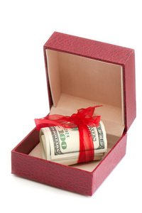 敷设在红色装饰的礼品盒，孤立在一张白纸的美元