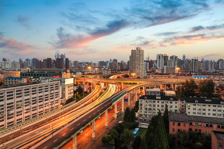 在黄昏时上海高架的路