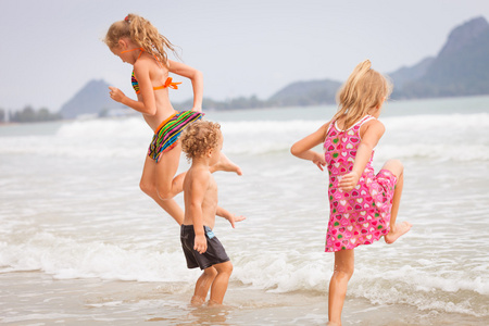 快乐的孩子们在海滩上玩