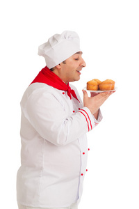 厨师与身穿红色和白色制服的 4 松饼举行板