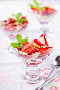 草莓和苹果水果沙拉
