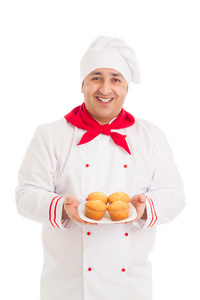 厨师与身穿红色和白色制服的 4 松饼举行板