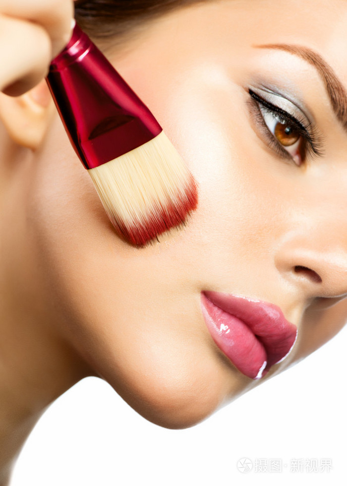 运用化妆美丽的年轻女子.黑发女孩