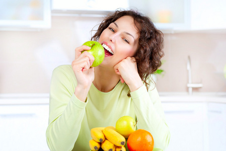 节食的概念。健康食品。年轻女子吃新鲜的水果