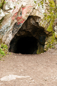 在岩石中的人工洞穴